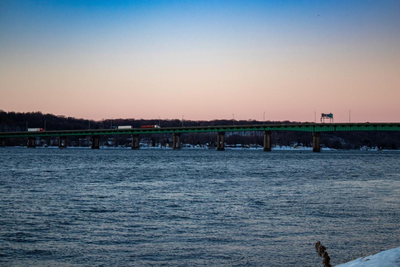 Holiday Inn Express Le Claire Riverfront-Davenport By Ihg Εξωτερικό φωτογραφία
