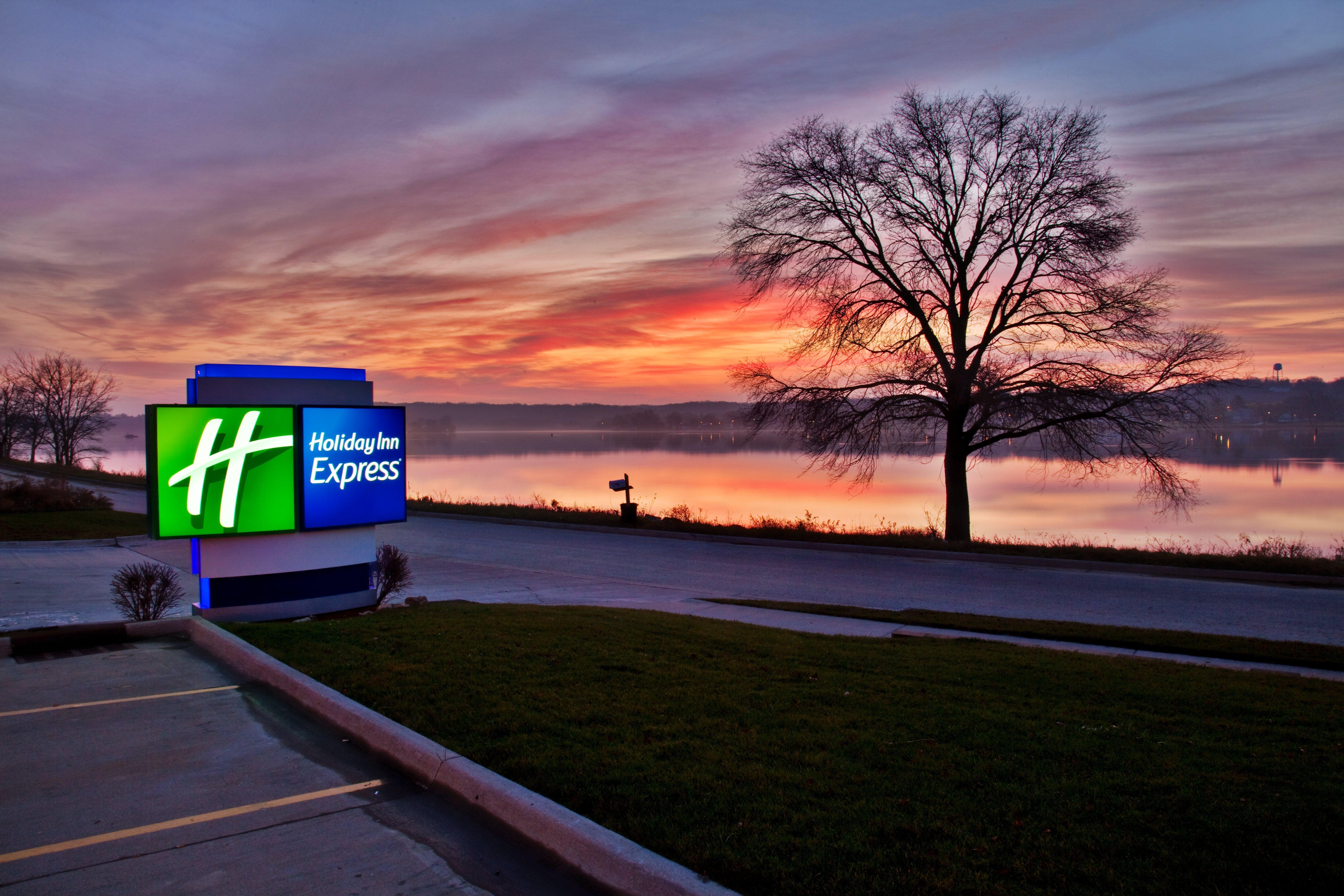 Holiday Inn Express Le Claire Riverfront-Davenport By Ihg Εξωτερικό φωτογραφία