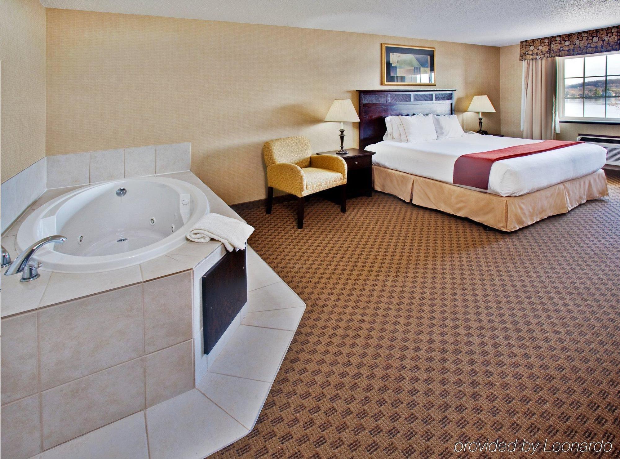 Holiday Inn Express Le Claire Riverfront-Davenport By Ihg Εξωτερικό φωτογραφία